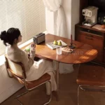 작고 아담한 2인용 식탁으로 특별한 순간을 만들어보세요